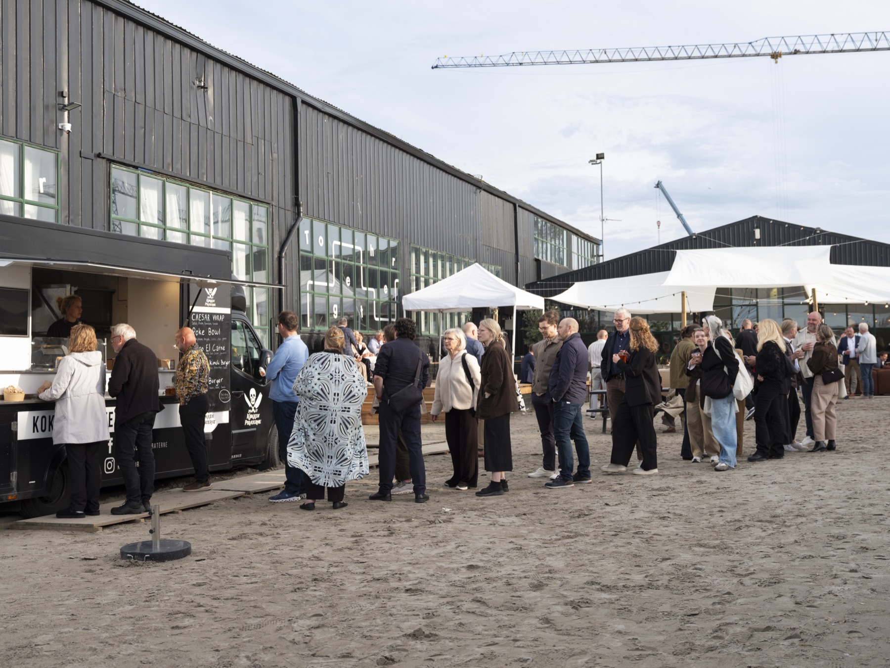 Foodtrucks og gæster på sandområdet