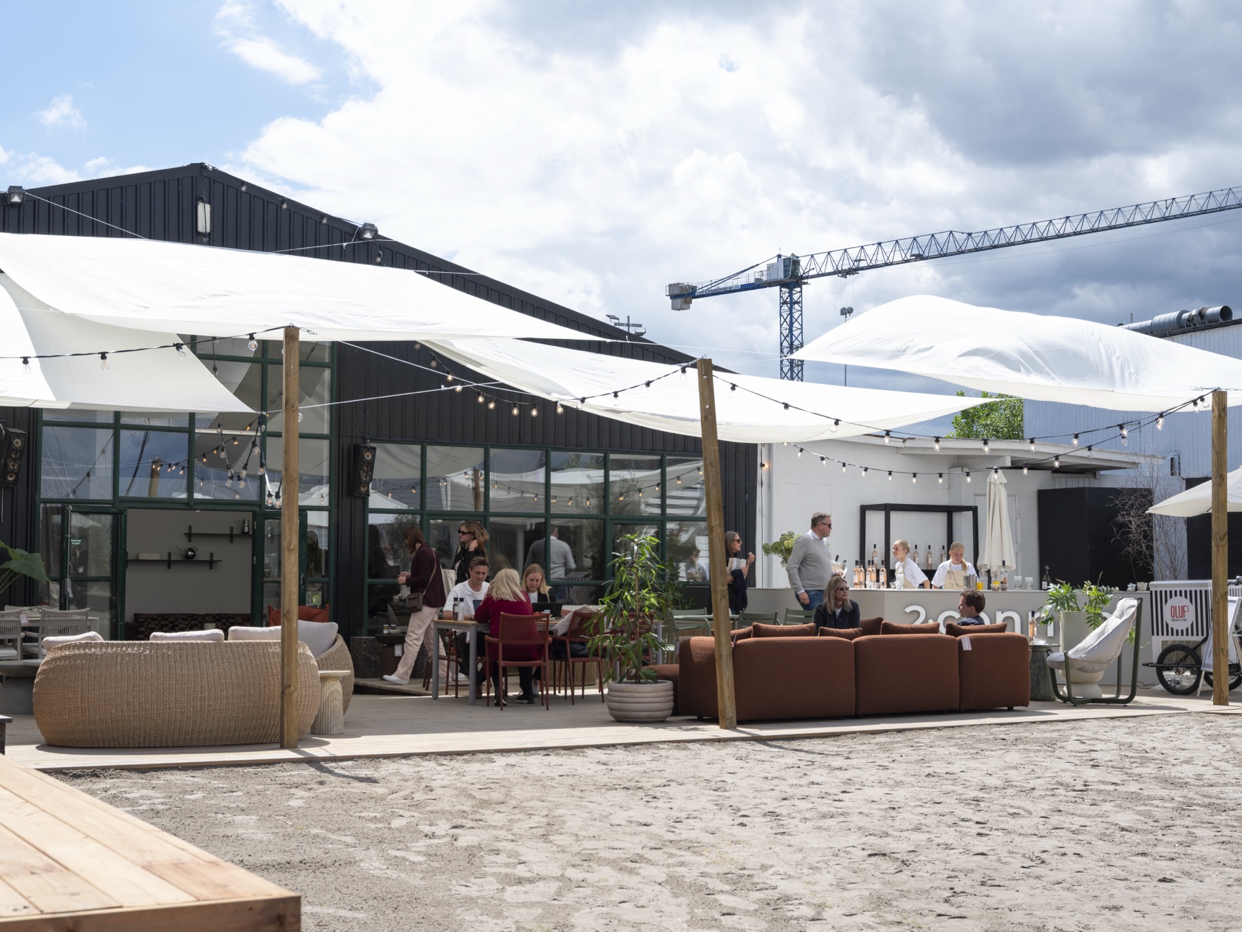 Terrasse med solsejl og lounge ved vandet