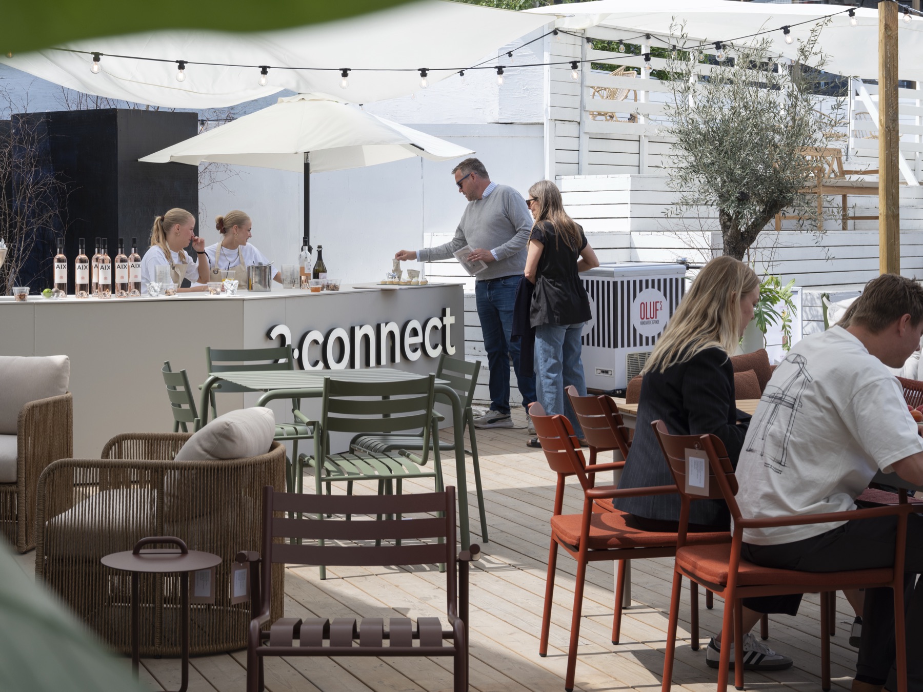 Udendørs bar med barstole og oliventræ